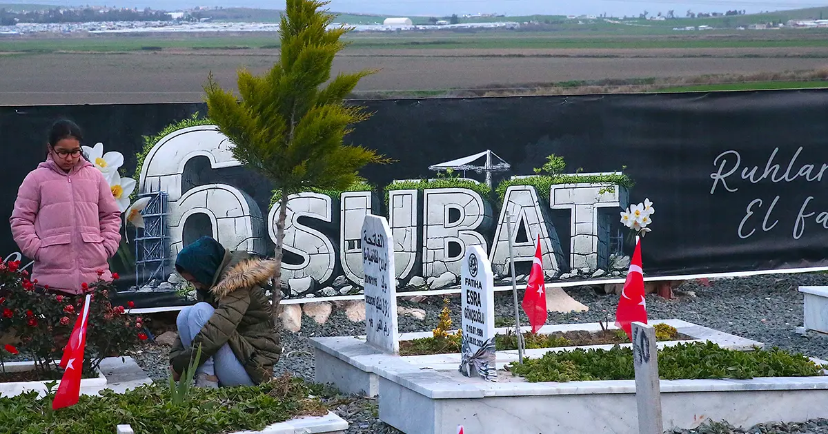 Depremde yaşamını yitirenler mezarları başında anıldı