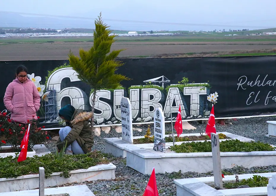 Depremde yaşamını yitirenler mezarları başında anıldı