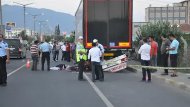 Park halindeki TIR'a çarpan motosikletin sürücüsü öldü