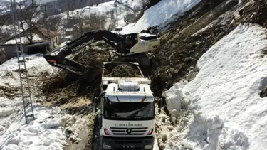 Heyelan meydana gelen köy yolları açıldı