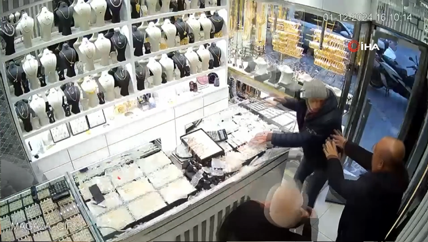 Kaldırım taşlı kuyumcuhırsızına kötü sürpriz! 1