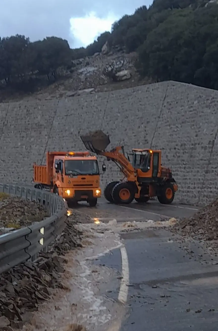 Gökçeada'yı sağanak vurdu: Bazı ev ve iş yerlerini su bastı 3