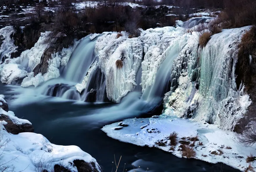Van'da doğa harikası Muradiye Şelalesi kısmen dondu 5 Van'da doğa harikası Muradiye Şelalesi kısmen dondu 5