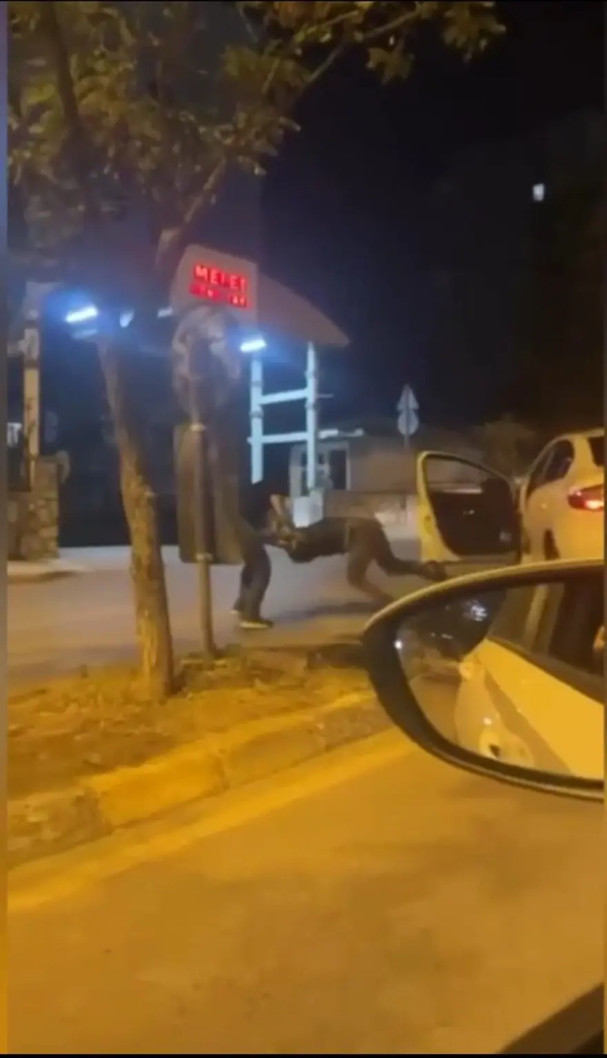 İstanbul'da tekmeli yumruklu sinyal verme kavgası 