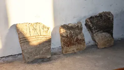 Göktürk alfabeli Her şey fanidir yazılı mezar taşına koruma