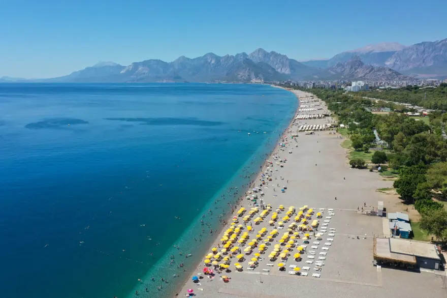 Antalya'da sıcaktan bunalan sahile koştu 12 Antalya'da sıcaktan bunalan sahile koştu 12