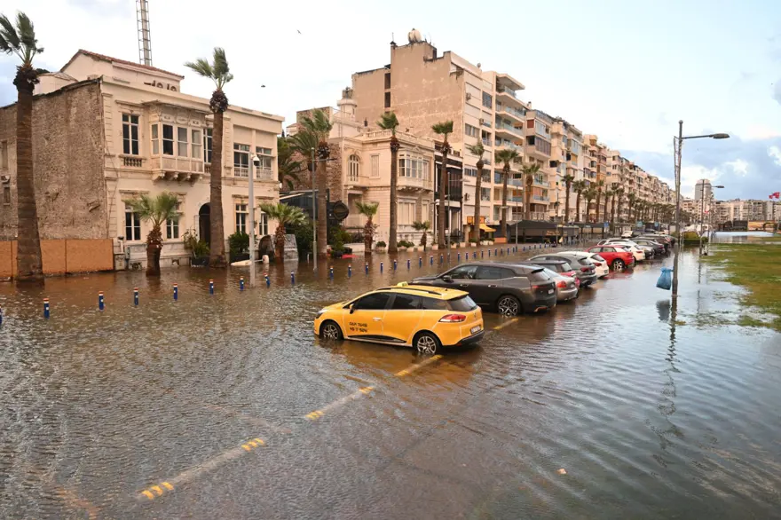 İzmir'i sağanak ve fırtına vurdu: Kıyı şeridi su altında! 37