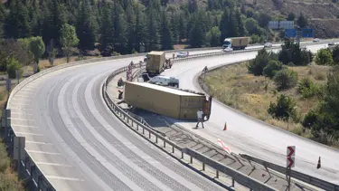 Kütahya'da TIR devrildi, sıkışan sürücü yaralandı