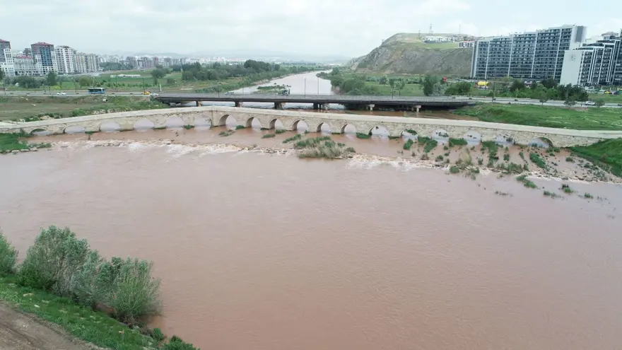 Eğri Köprü'nün 18 gözünden de yıllar sonra su aktı 3