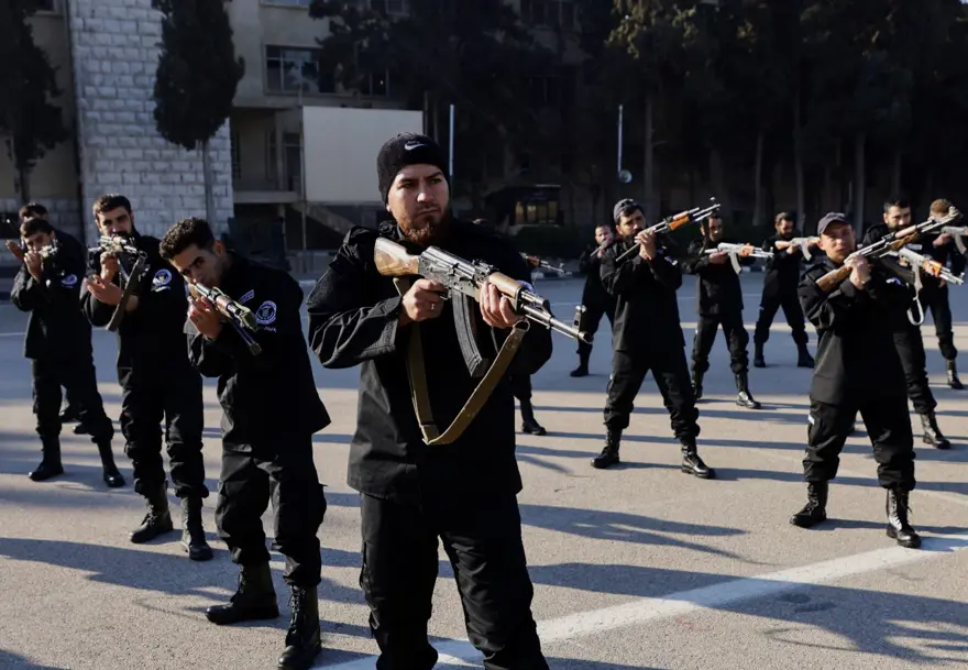 Esad destekçilerini avlıyorlar: Yeni Suriye'nin ilk polisleri göreve hazır! 2
