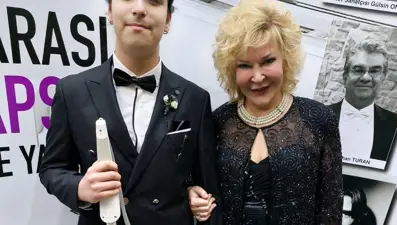 Görme engelli piyanist Ekrem Özcan Yılmaz'a üstün başarı belgesi