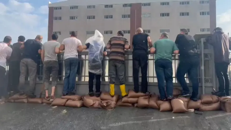 Esenyurt'ta şiddetli yağmur Başakşehir'de dolu yağdı 2 Esenyurt'ta şiddetli yağmur Başakşehir'de dolu yağdı 2