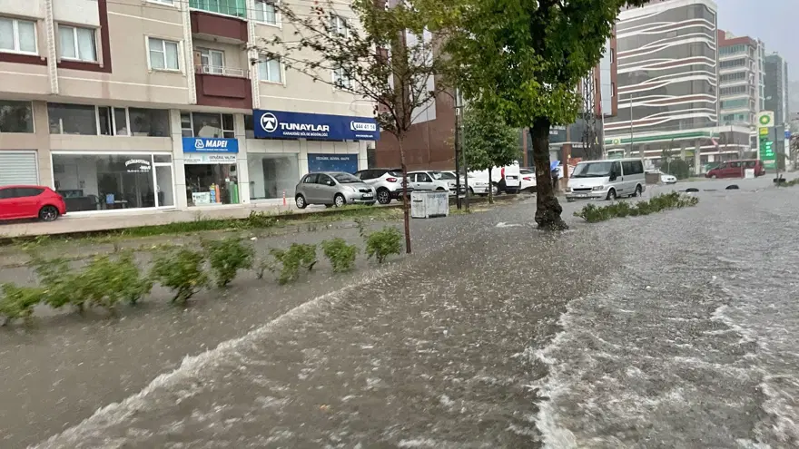 Kuvvetli sağanak birçok ilde hayatı felç etti: Sele kapılan 3 kişi hayatını kaybetti, 1 bebek kayıp 6