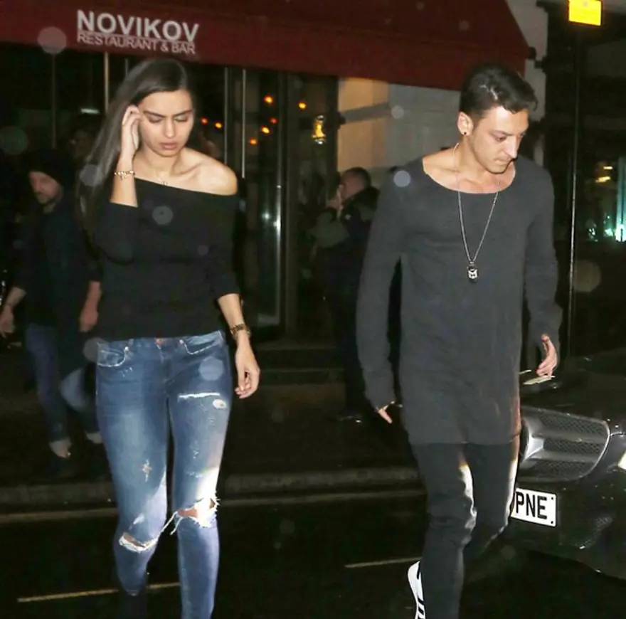 Mesut Özil ile Amine Gülşe İstanbul'a ev bakmaya geldi 4