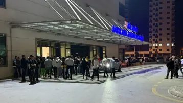 Düğün salonu önünde babasıyla tartışanlara ateş etti: 5 yaralı