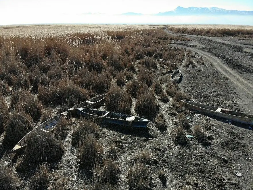 Eber Gölü'ndeki suların çekilmesiyle kayık mezarlığı oluştu 2