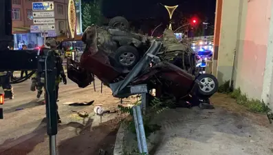 Kocaeli'de feci kaza! Otomobil bariyerde asılı kaldı: 2 ölü