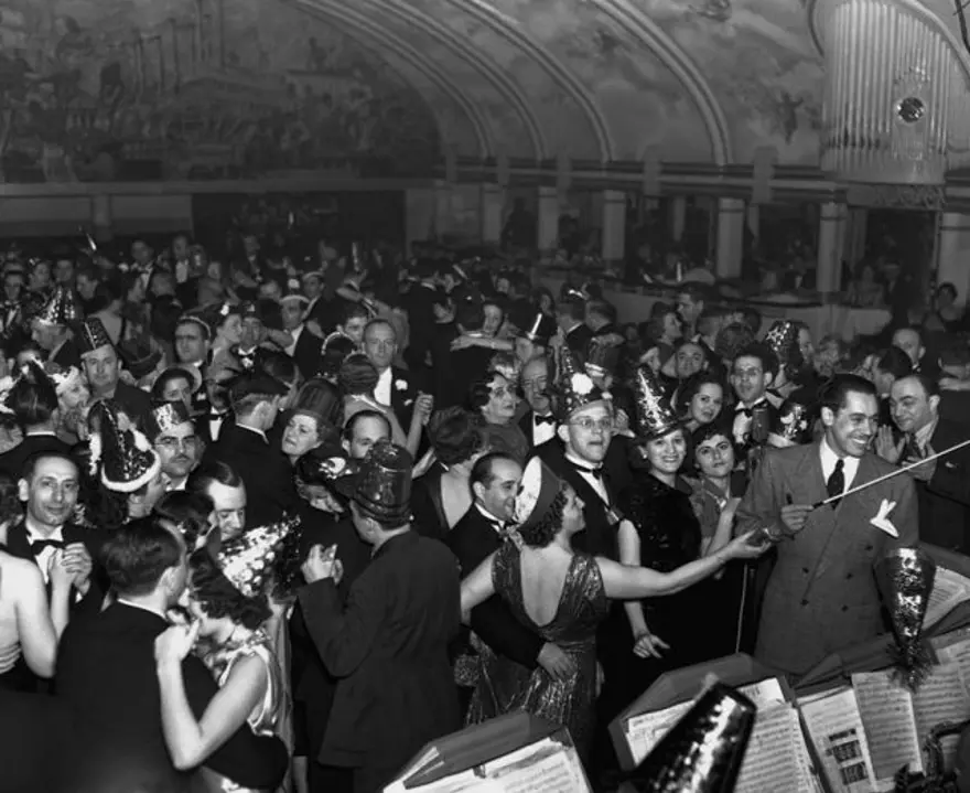 Cab Calloway orkestra şefliği yapıyor 17