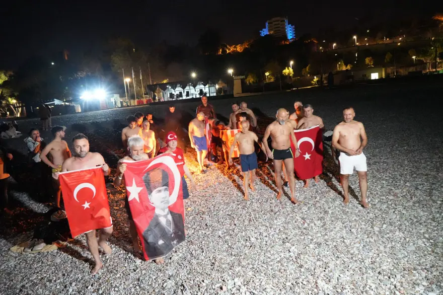 Yeni yıla denizde girdiler: 20 yıldır devam eden gelenek bozulmadı 2