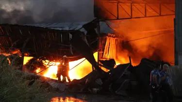 İzmit'te geri dönüşüm tesisinin kağıt deposunda yangın