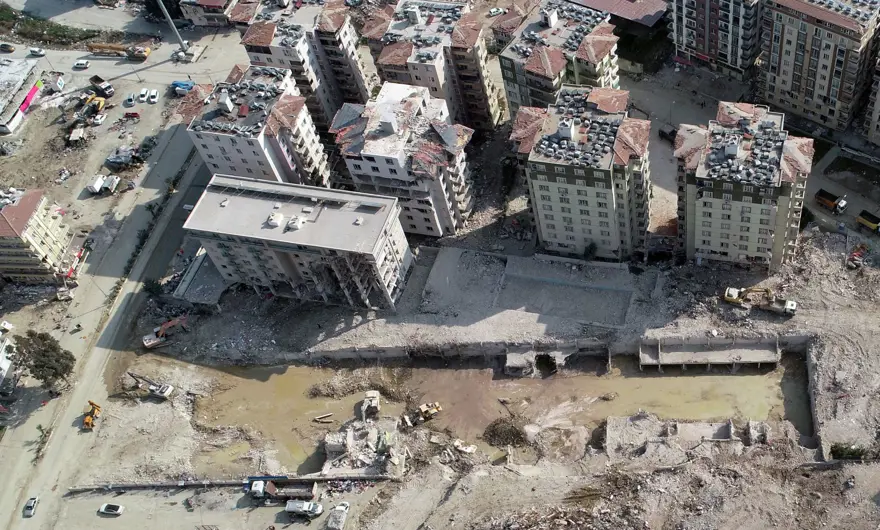 Hatay’da 269 kişiye mezar olan Rönesans Rezidans davasındatutuklu sanık duruşma sırasında kalp krizi geçirdi Hatay’da 269 kişiye mezar olan Rönesans Rezidans davasındatutuklu sanık duruşma sırasında kalp krizi geçirdi