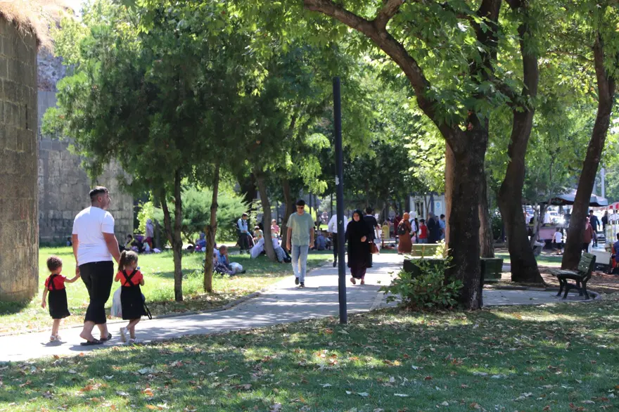 Güneydoğu Anadolu Bölgesi'nde aşırı sıcak 7 Güneydoğu Anadolu Bölgesi'nde aşırı sıcak 7