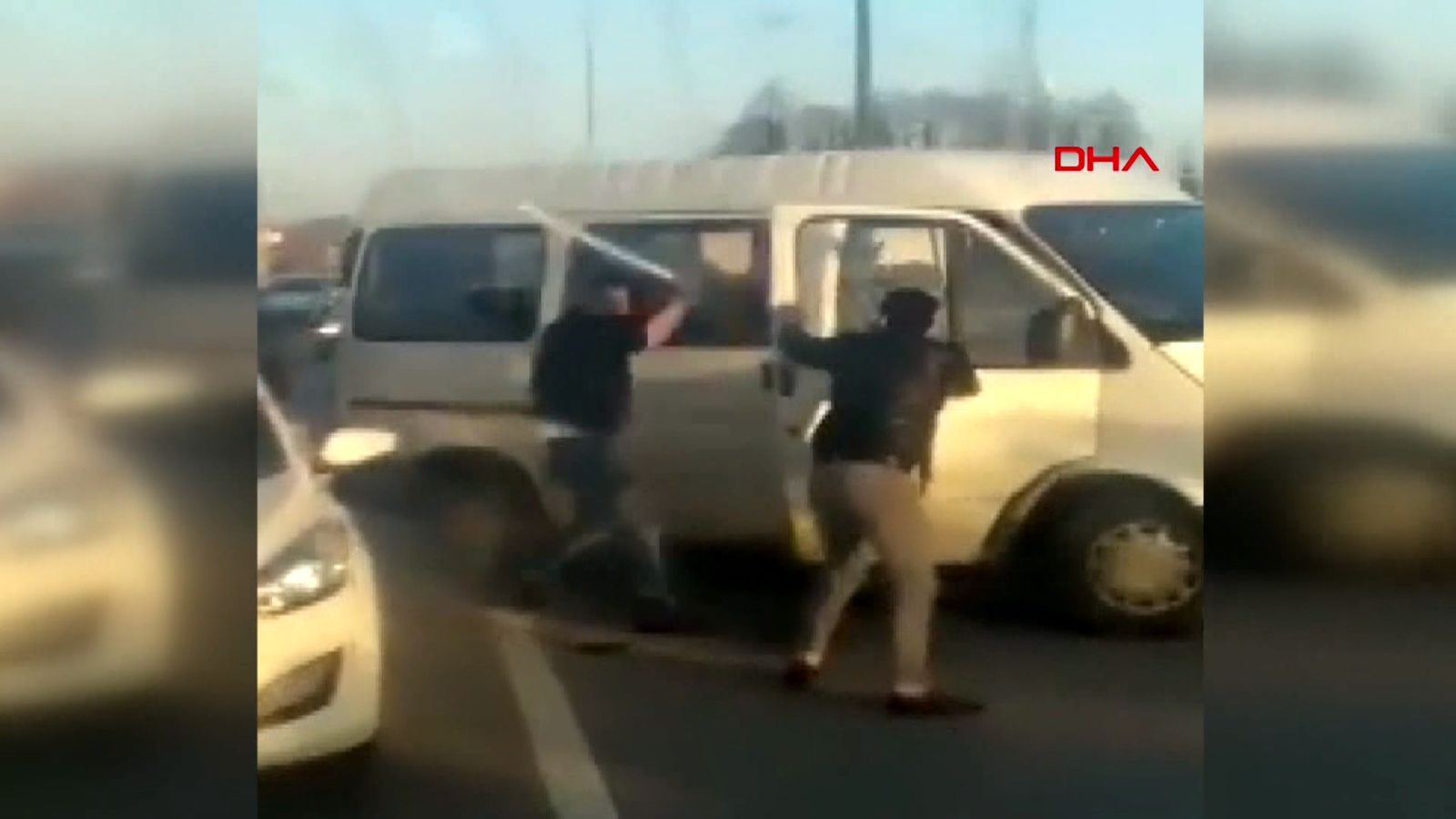 Yol verme kavgasında minibüs şoförünü dövüp bıçakladılar