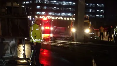 İzmir’defeci kaza: Karşı şeride geçen tanker taksiye çarptı