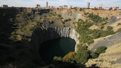 "Kanlı elmas" madeni: Büyük Çukur, insan eliyle kazılmış en derin yer yer