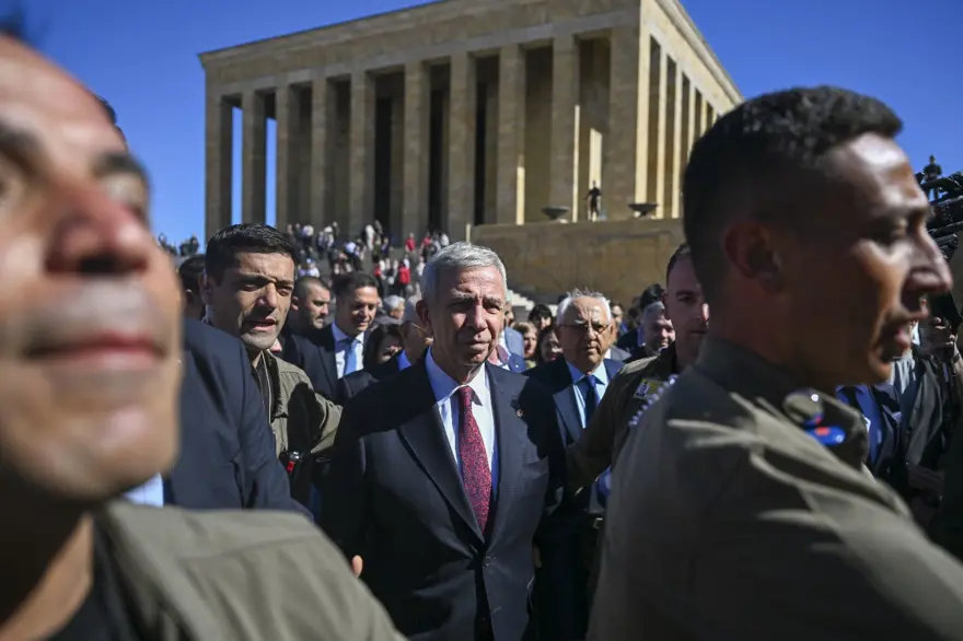 Mansur Yavaş ve Ankara'nın yeni belediye başkanları Anıtkabir'de 22 Mansur Yavaş ve Ankara'nın yeni belediye başkanları Anıtkabir'de 22