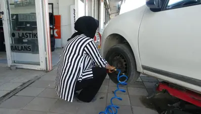 "Kadınlar yapamaz" diyenlere inat 24 yıldır lastik tamiri yapıyor