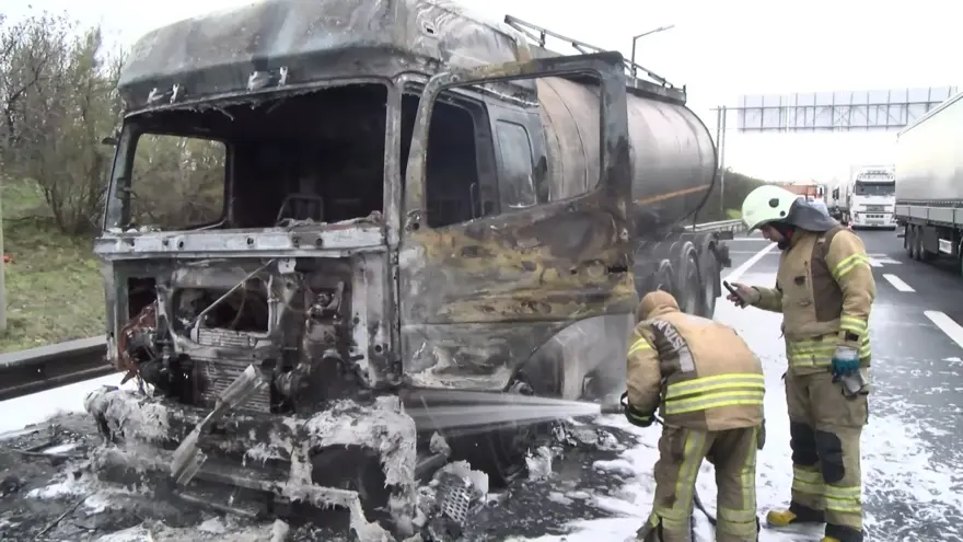 TEM’de lastiği patlayan tanker alev alev yandı 1