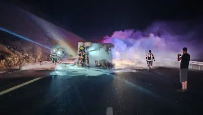 Balıkesir'de devrilen kamyonda patlama: Alevler ormana sıçradı