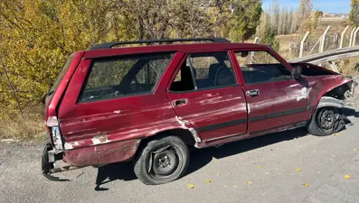 Otomobil bariyerlere çarptı: Biri ağır, iki yaralı