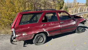 Otomobil bariyerlere çarptı: Biri ağır, iki yaralı