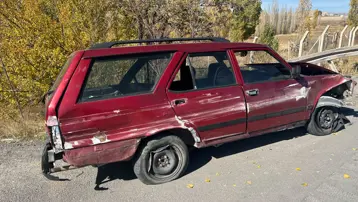 Otomobil bariyerlere çarptı: Biri ağır, iki yaralı