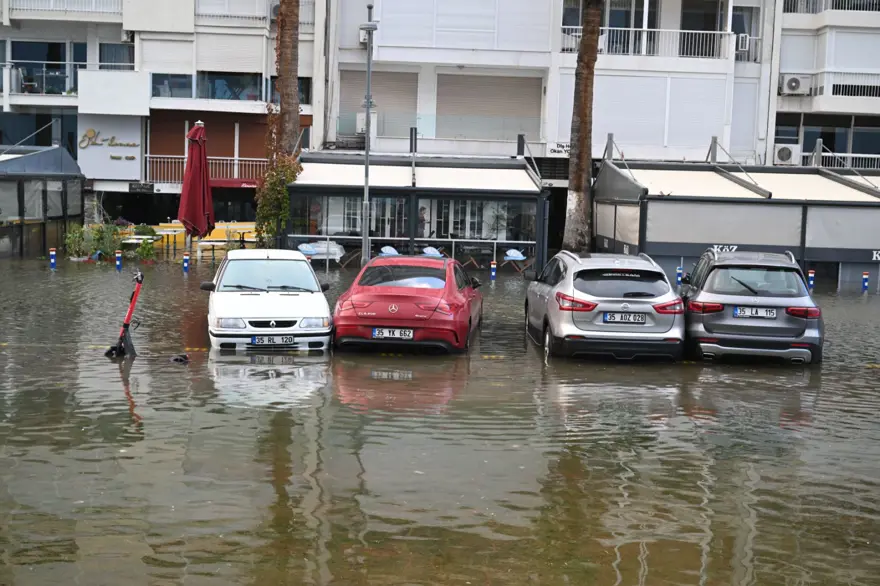 İzmir'i sağanak ve fırtına vurdu: Kıyı şeridi su altında! 35