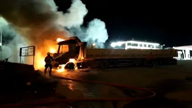 Kırıkkale'de park halindeki 3 TIR yandı