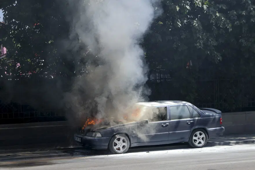Ankara’da seyir halindeki otomobilin motorunda yangın 3