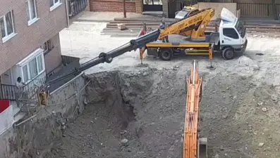 5 katlı binada korku dolu anlar: Giriş çöktü