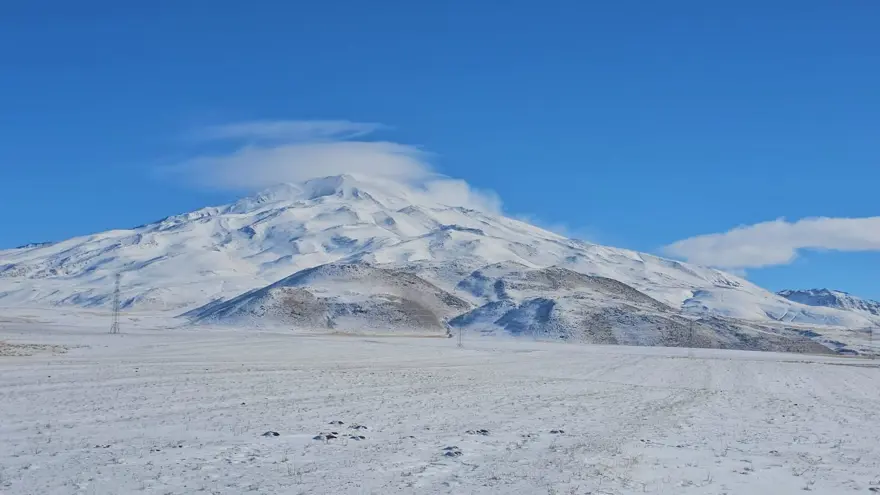 Süphan Dağı'nda mercek bulutu manzarası: Gören telefona sarıldı 