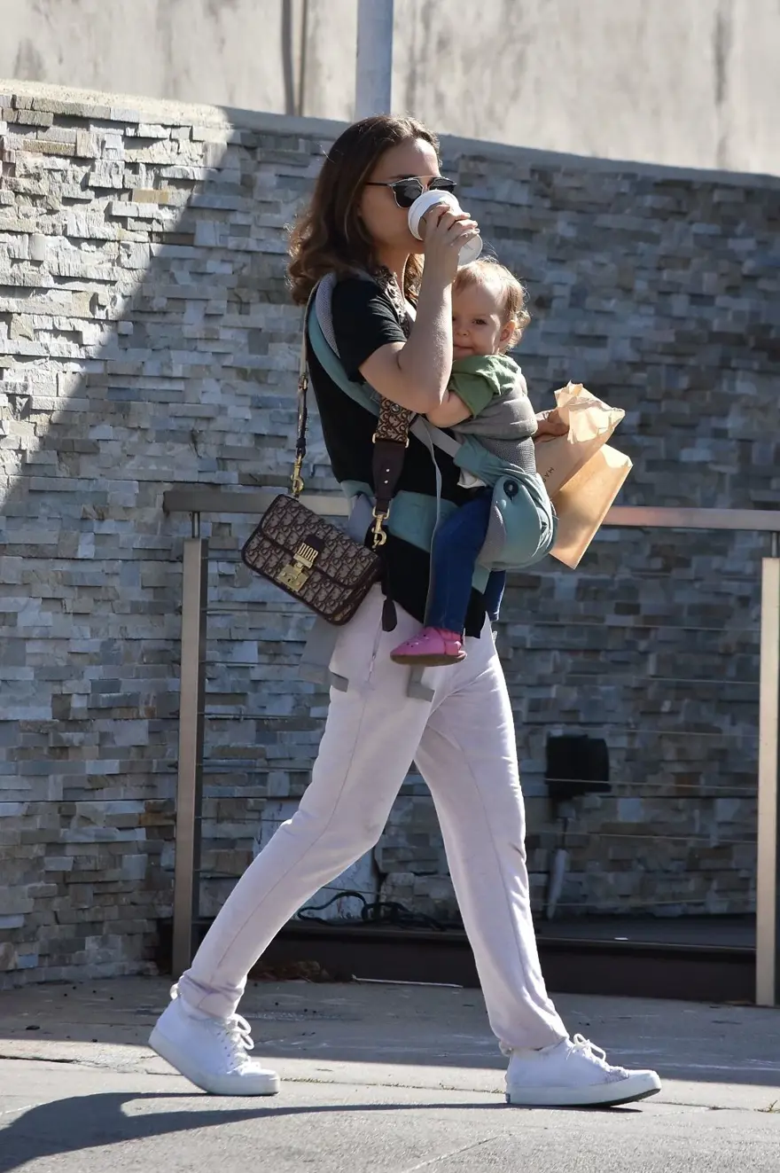 Natalie Portman kızıyla yürüyüşte 2 Natalie Portman kızıyla yürüyüşte 2