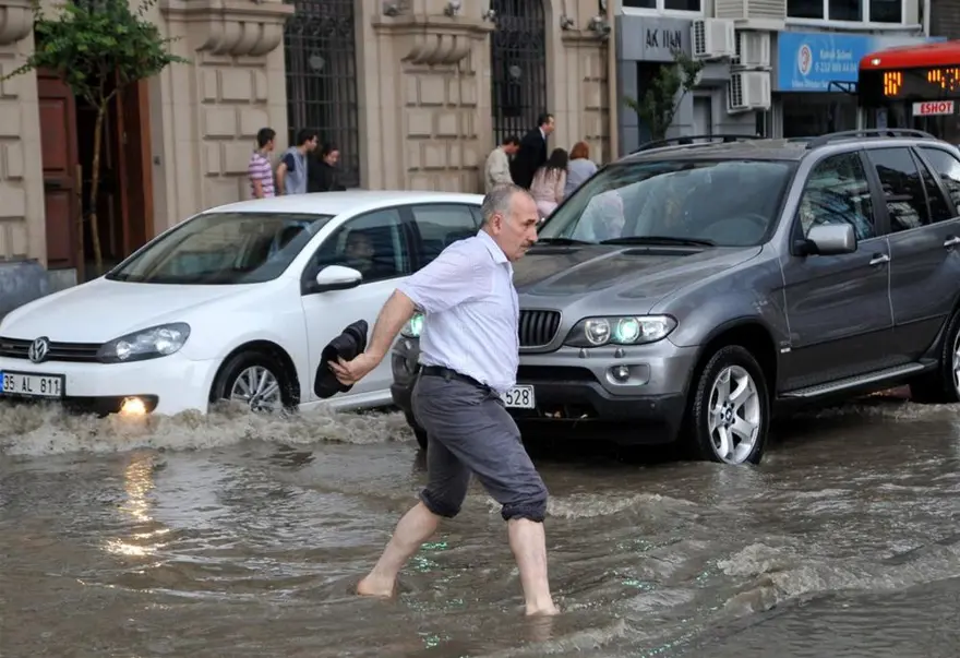 Yağmur İzmir'i felç etti 