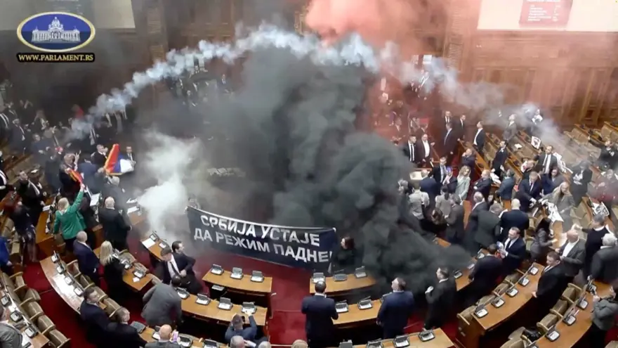 Muhalif vekiller meclise sisbombası attı! Sırbistan'da hükümete işaret fişekli protesto 