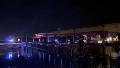 Halatları kopan duba restoran Fırat Nehri'nde sürüklendi