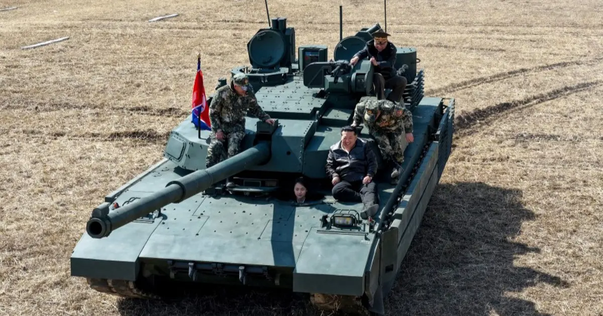 Kim Jong Un ve kızı tank kullandı