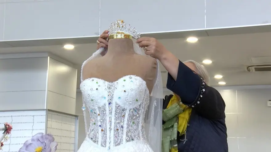 Bu gelinliğe bakan bir daha bakıyor! 30 kilogram ağırlığında 1 milyon dolara satışa çıktı 2