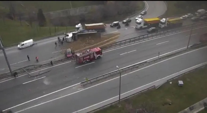 Basın Ekspres Yolu'nda iki kamyon devrildi Basın Ekspres Yolu'nda iki kamyon devrildi