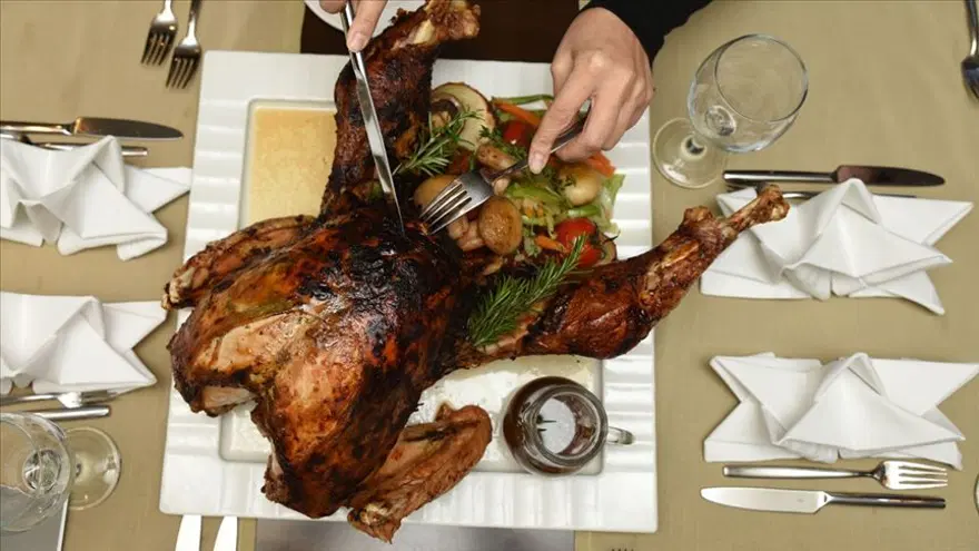 Yılbaşı hindisi nasıl yapılır? Hindi dolması ve iç pilav tarifi Yılbaşı hindisi nasıl yapılır? Hindi dolması ve iç pilav tarifi