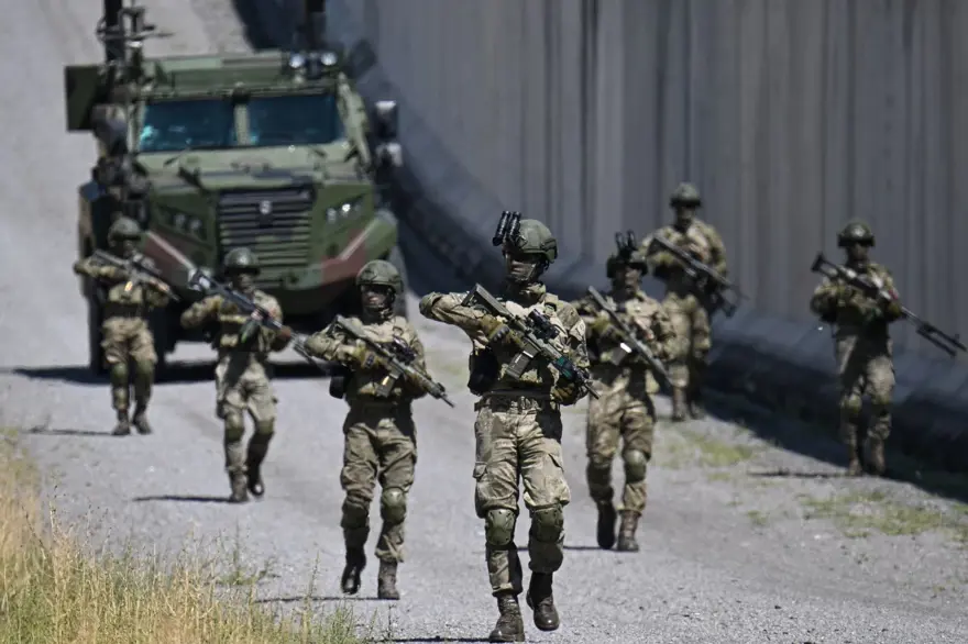 İran sınırına beton bariyer: 200 kilometresi tamamlandı 13 İran sınırına beton bariyer: 200 kilometresi tamamlandı 13